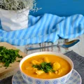 Rozgrzewająca i sycąca zupa z dynią, kurczakiem i makaronem