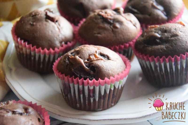 MUFFINY Z KREMEM CZEKOLADOWYM I ŚLIWKAMI
