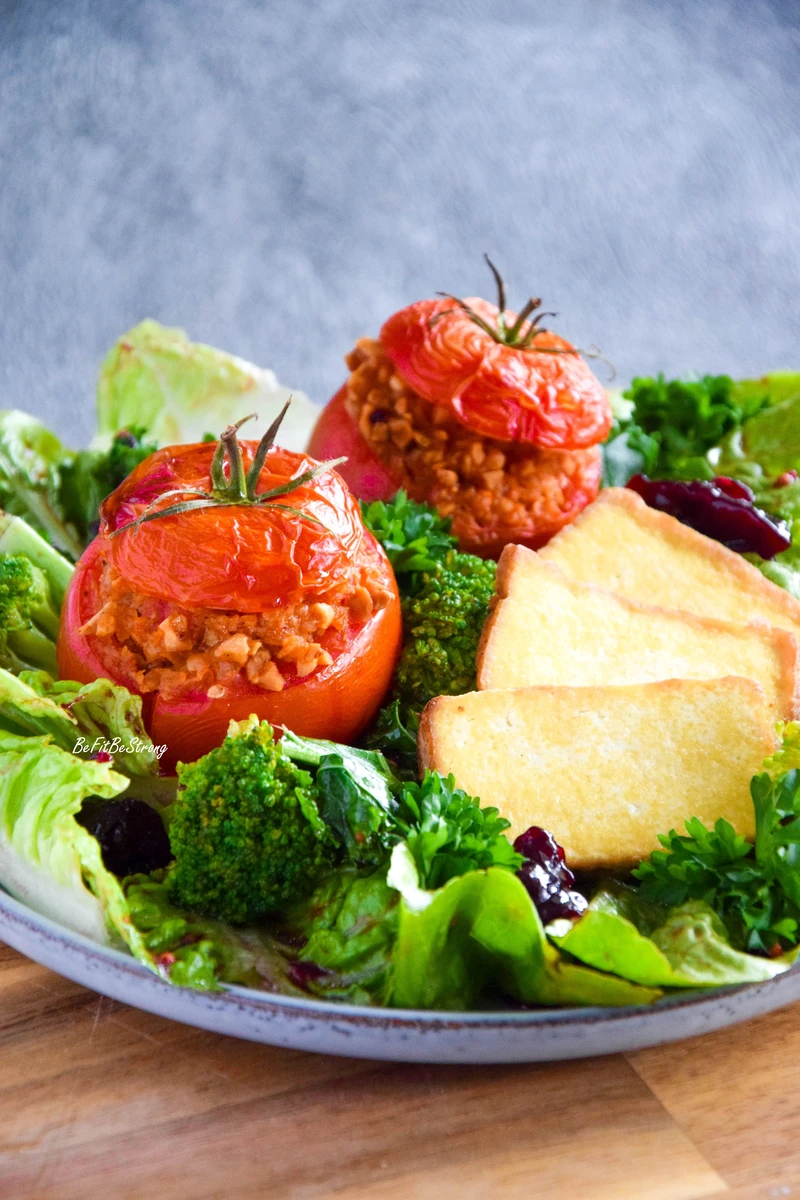 Nadziewane pomidory na sałatce z brokułu, jarmużu i wędzonego tofu - Be Fit Be Strong