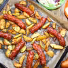 Pieczona kiełbasa z pieczonymi ziemniakami – obiad z piekarnika