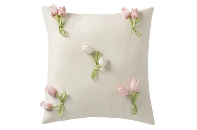 Zdjęcie Te poduszki z Pepco za 30 zł odmienią nudną kanapę! Naszyte kwiaty 3D i pastelowe kolory to boski duet na wiosenną metamorfozę #2