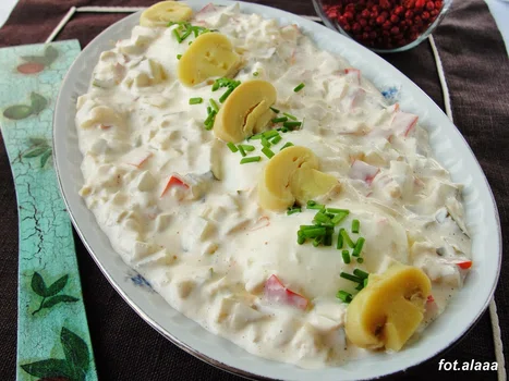 Jajka w sałatce warzywnej z chrzanem