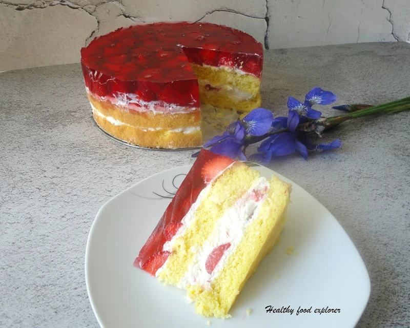 Tort z truskawkami i galaretką