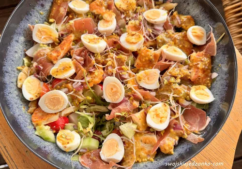 Sałatka z serem halloumi i jajeczkami przepiórczymi