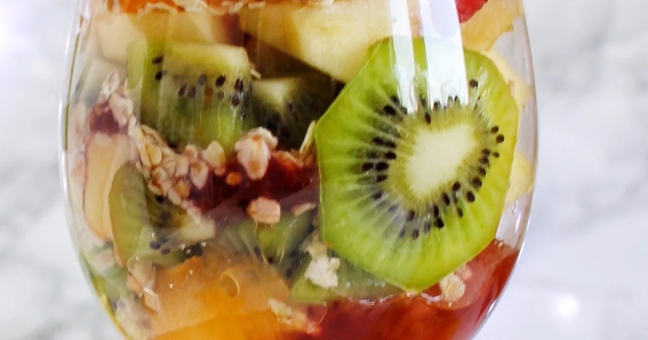 Owocowa salatka z persymoną i konfiturą