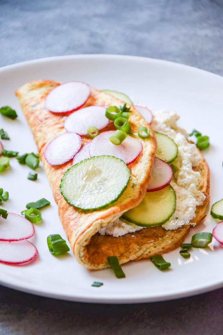 Omlet ziołowy z ogórkiem i rzodkiewką BEZ MĄKI