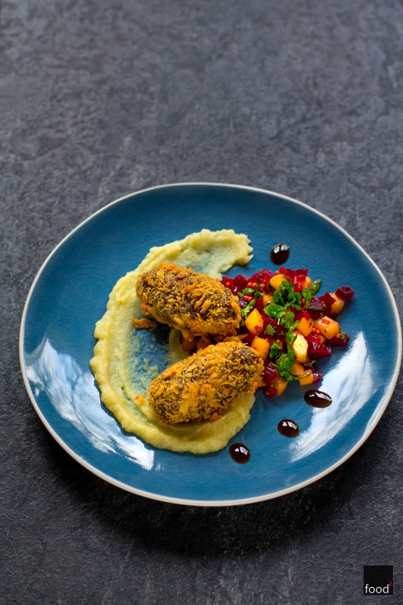Krokiety z kaszanki w panko na purée jabłkowym z salsą z buraczków, mango i ogórków kiszonych