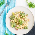 Spaghetti carbonara z brokułem i mozzarellą