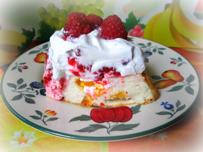 Tarta białkowa na bezach z malinami