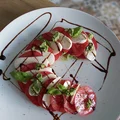 CAPRESE z pesto z liści rzodkiewki