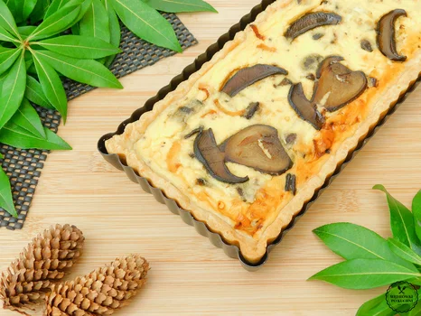Tarta z grzybami leśnymi i karmelizowaną cebulą