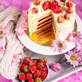 Tort z truskawkami i bitą śmietaną