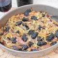 Pieczona biała kiełbasa z suszonymi śliwkami