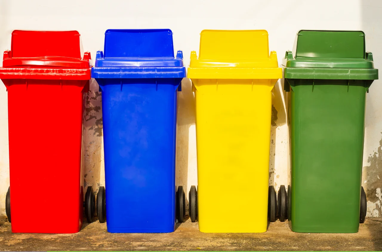 Czerwone pojemniki w Polsce – rewolucja w segregacji śmieci? Sprawdzamy, o co chodzi!
