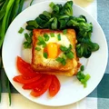 Tost zapiekany z jajkiem