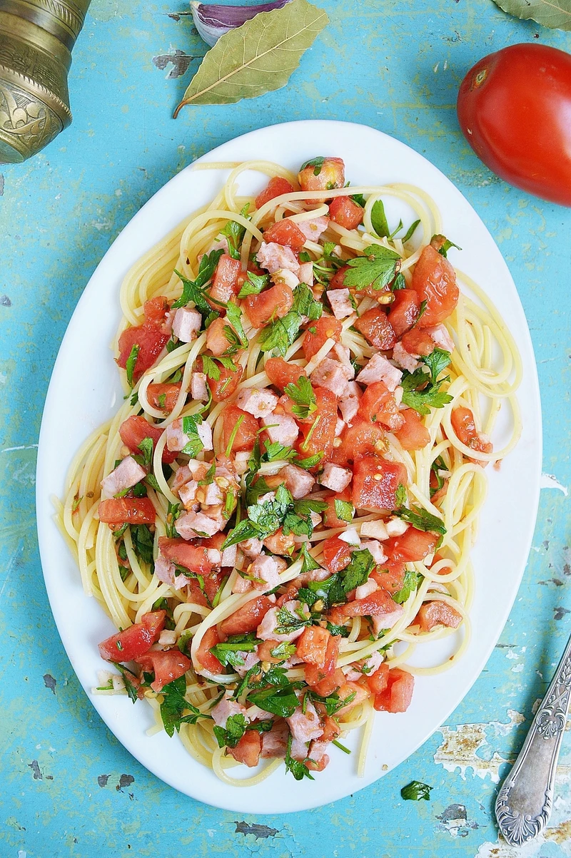 Spaghetti z pomidorami i kiełbasą