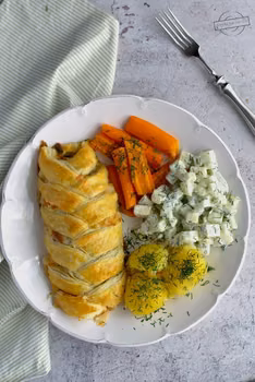 Kurczak w cieście francuskim z pieczarkami