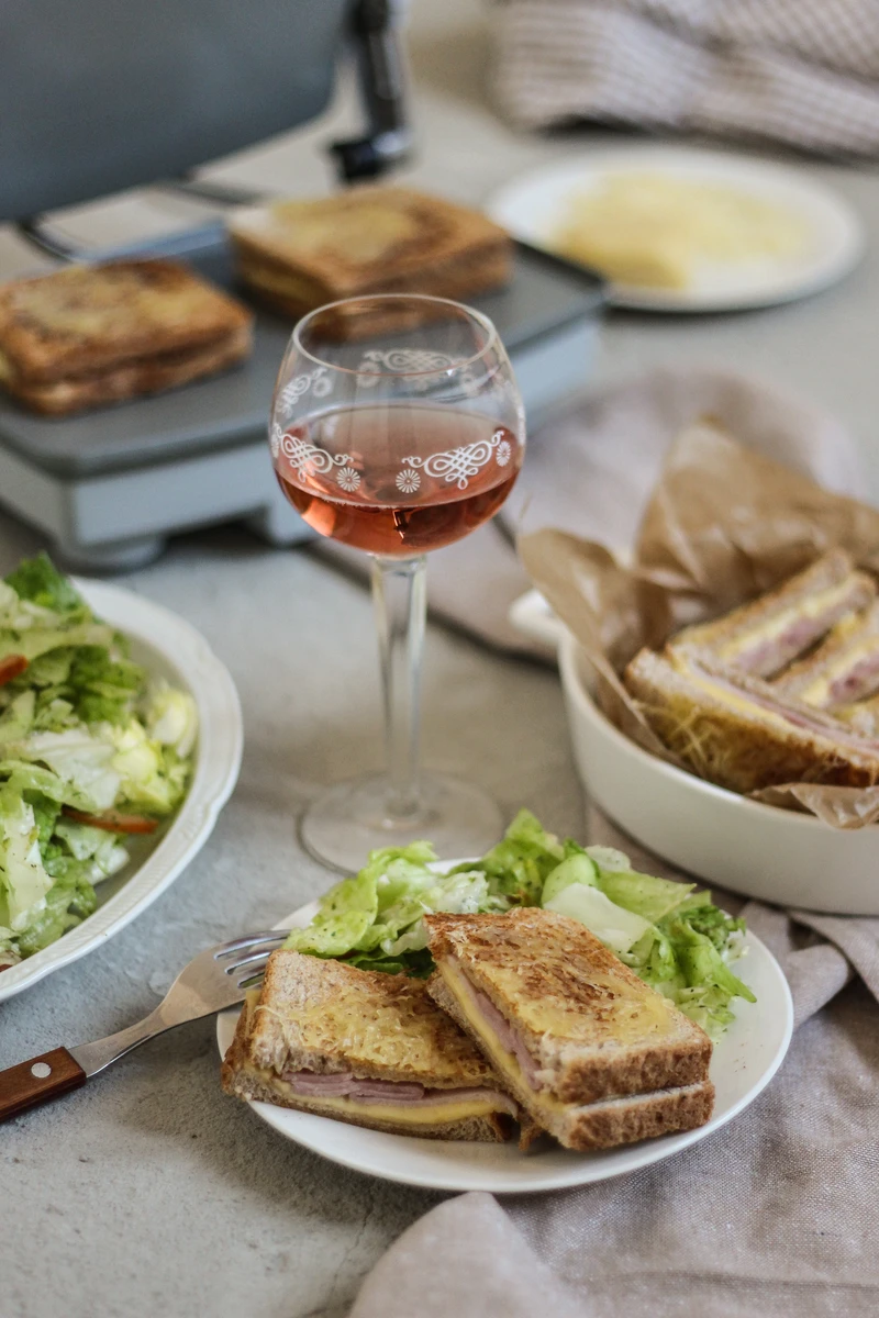 Chrupiący Pan czyli Croque Monsieur - najsłynniejsza francuska kanapka.