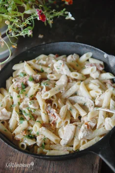 Makaron z mascarpone, kurczakiem i suszonymi pomidorami