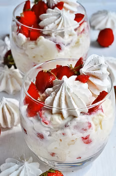 Eton Mess, czyli bita śmietana z truskawkami i bezami