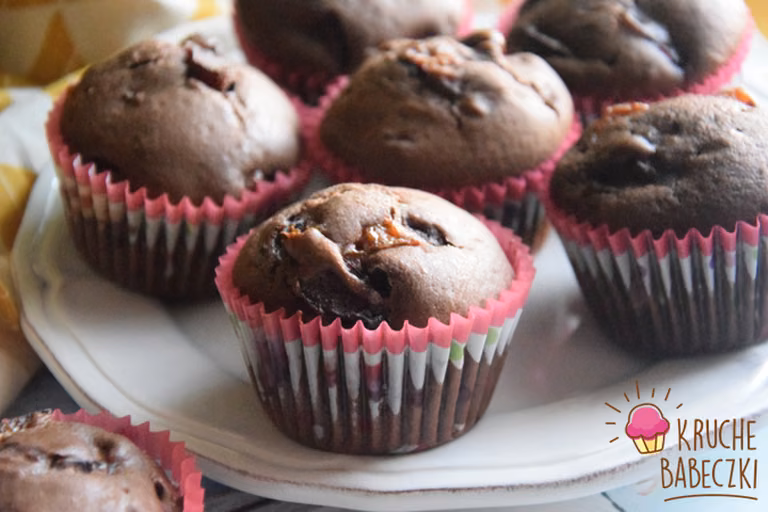 MUFFINY Z KREMEM CZEKOLADOWYM I ŚLIWKAMI
