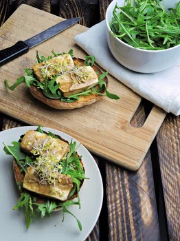 Pieczone tofu na domowej bułeczce