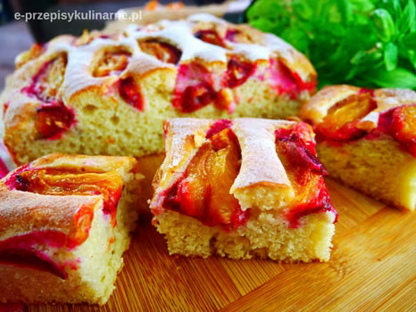 Kokosowe ciasto jogurtowe ze śliwkami