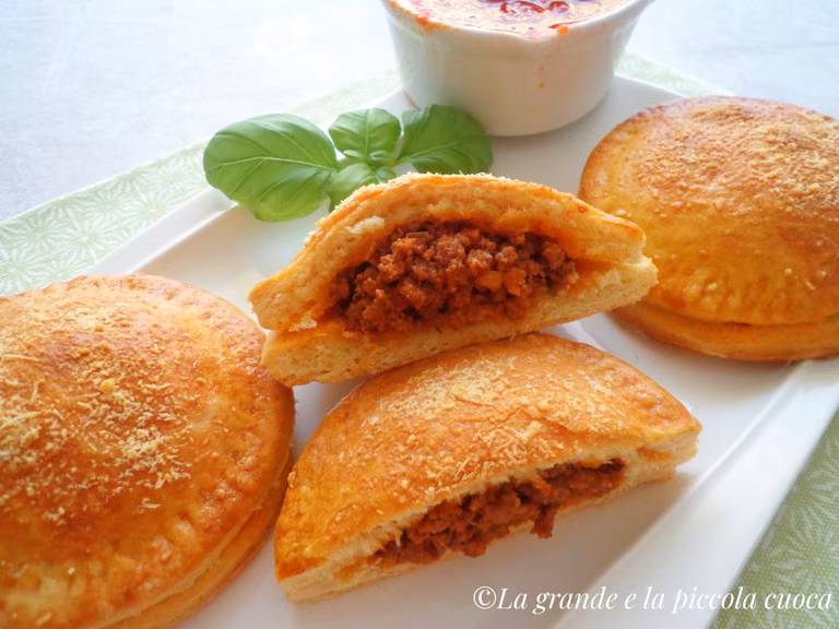 Drożdżowe ravioli z wołowym ragù