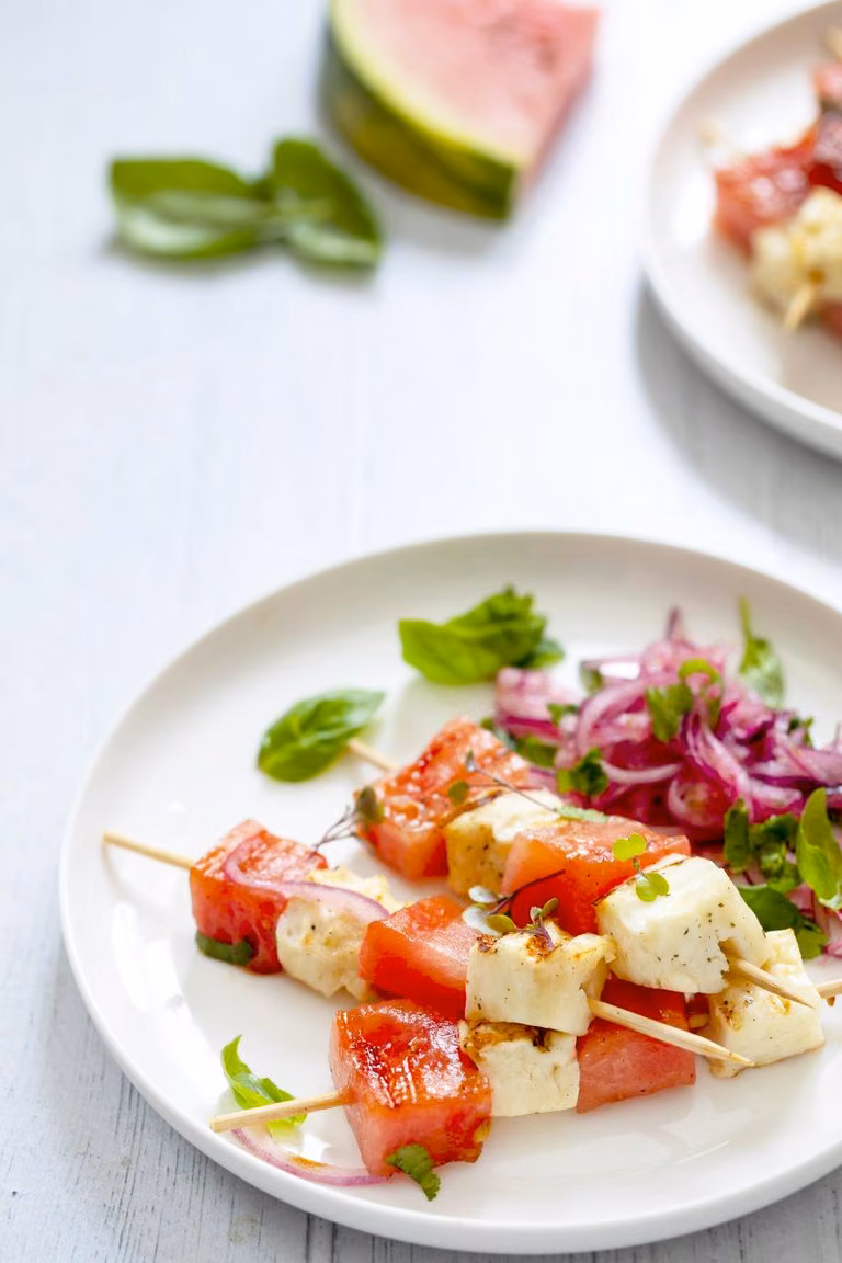 SZASZŁYKI Z HALLOUMI I ARBUZEM