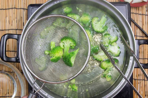 Jak PRAWIDŁOWO ugotować brokuły? Dwa sposoby