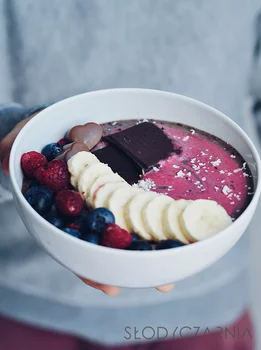 SMOOTHIE BOWL Z BORÓWKAMI I MALINAMI BEZ LAKTOZY