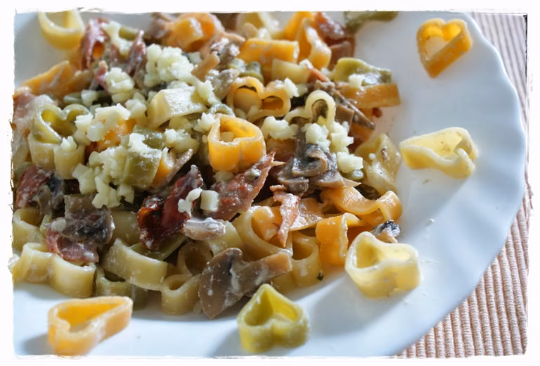 Makaron z szynką parmeńską i pieczarkami