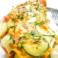 Delikatny omlet z warzywami i mozzarellą