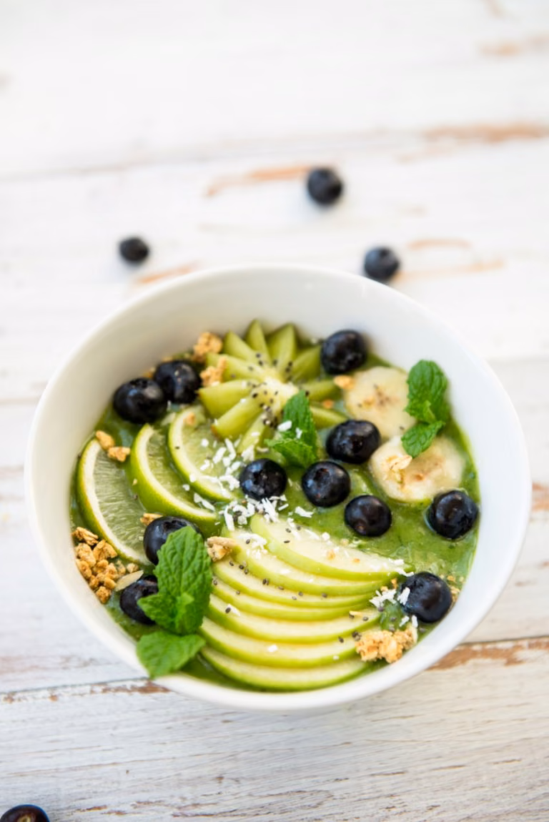 ZIELONE SMOOTHIE BOWL Z OWOCAMI