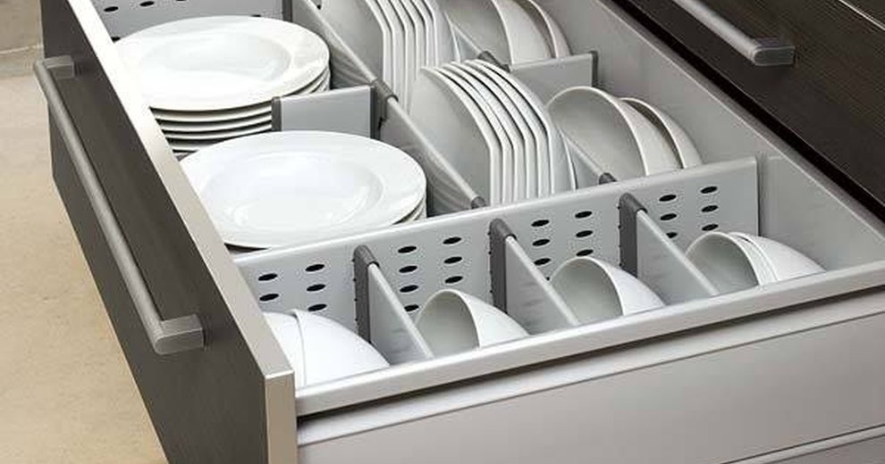 органайзер хеттих для тарелок. держатель для тарелок икеа варьера. лоток для посуды в выдвижной ящик. держатель тарелок blum orga-line. тарелки в ящике.