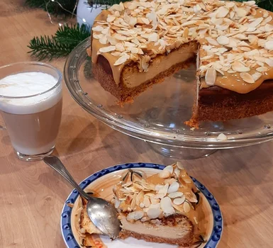 Sernik kajmakowy na spodzie z orzechami i cynamonem