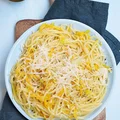 Makaron z żółtą cukinią i grana padano