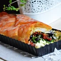,,TARTA Z CIASTA FILLO ZE SZPINAKIEM, FETĄ I SUSZONYMI POMIDORAMI’’