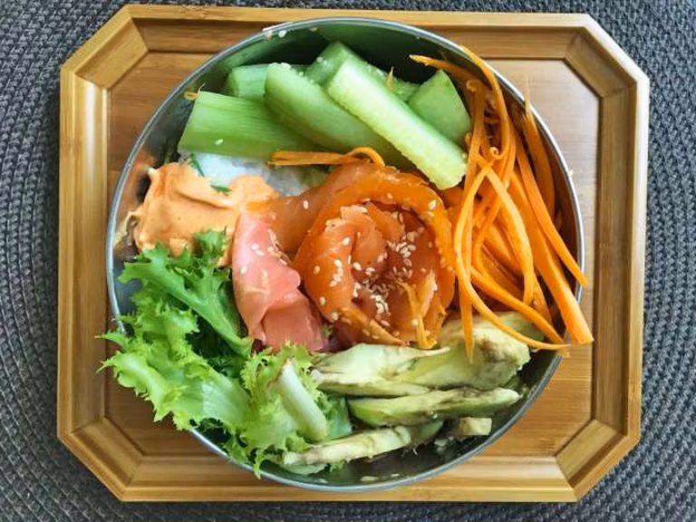 PONIEDZIAŁEK: SUSHI BOWL Z SOSEM MAYO