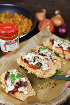 Zapiekany kurczak w serowej panierce z suszonymi pomidorami!