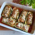 Cukinia faszerowana mięsem mielonym i ryżem. Pieczona w pomidorowym sosie.