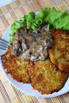 Placki ziemniaczane z sosem pieczarkowym