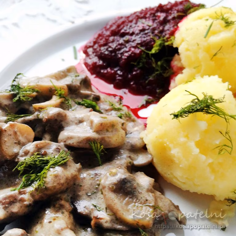 Wątróbki drobiowe z pieczarkami w sosie śmietanowym