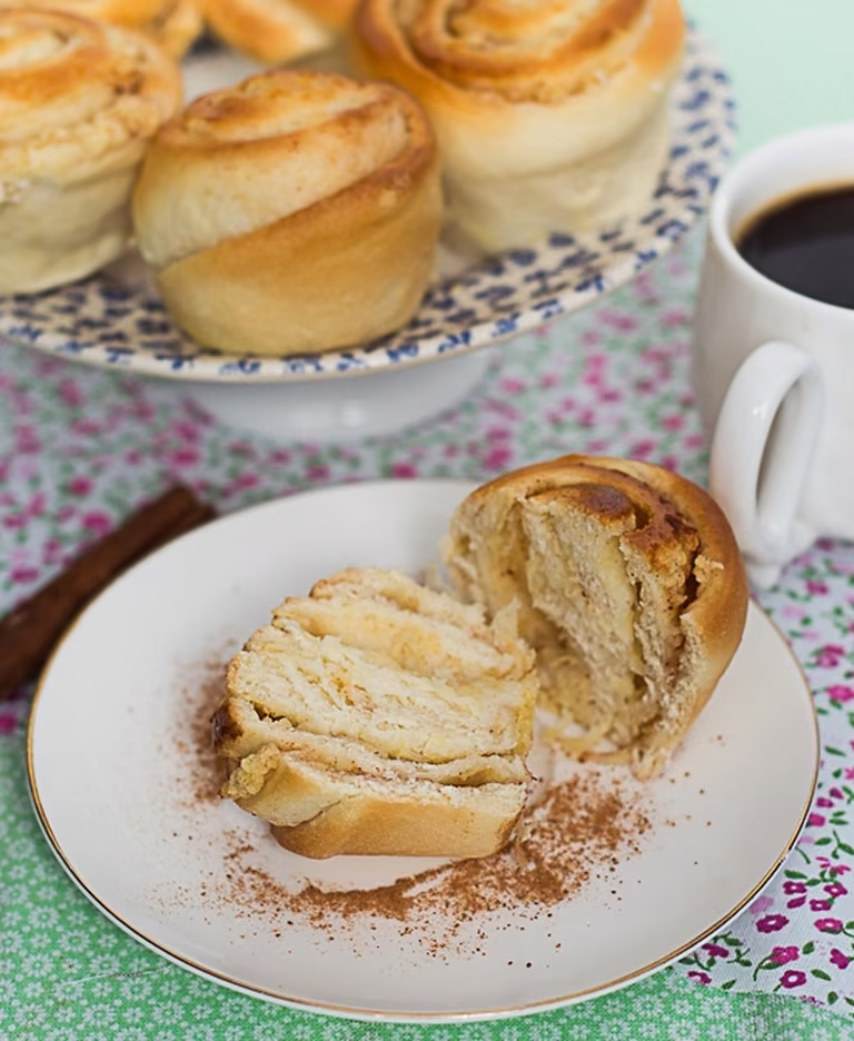 Muffiny drożdżowe zawijane z jabłkami i cynamonem