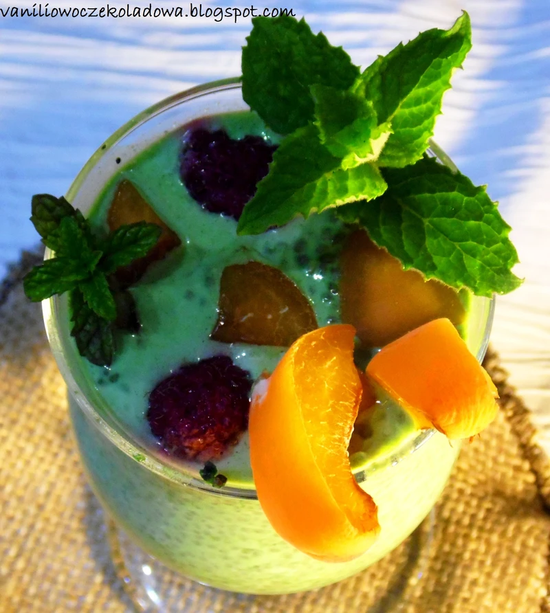 Koktajl Matcha z chia, morelami i maliną (vege & white sugar free)