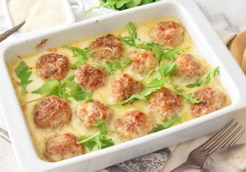 Pieczone klopsiki pod beszamelem
