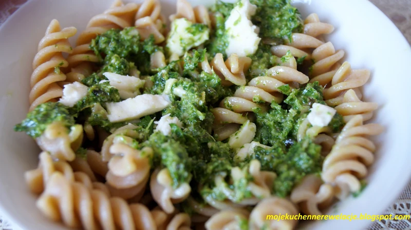 Razowe fusilli z pesto z pietruszki
