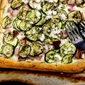 delikatna tarta na cieście francuskim z fetą, cukinią i wędzonym kurczakiem