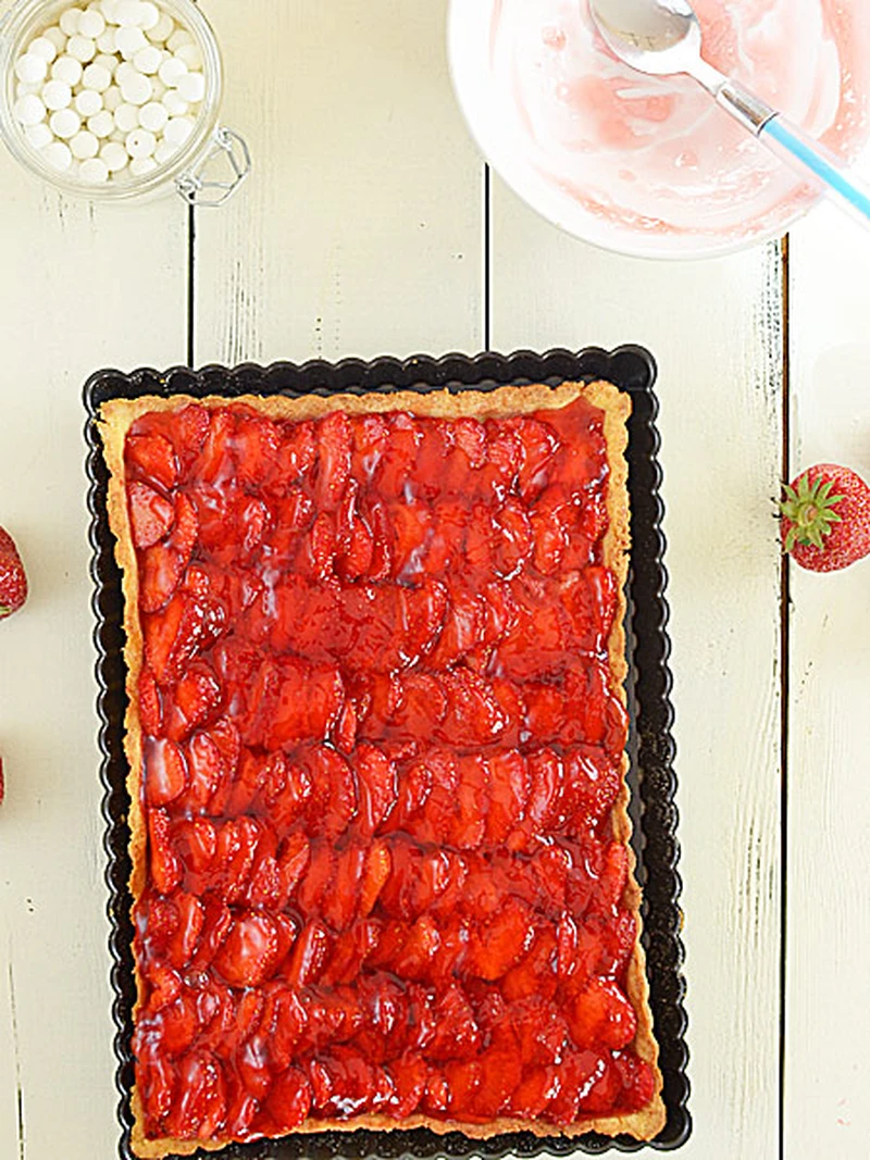 Tarta z truskawkami, budyniem i galaretką
