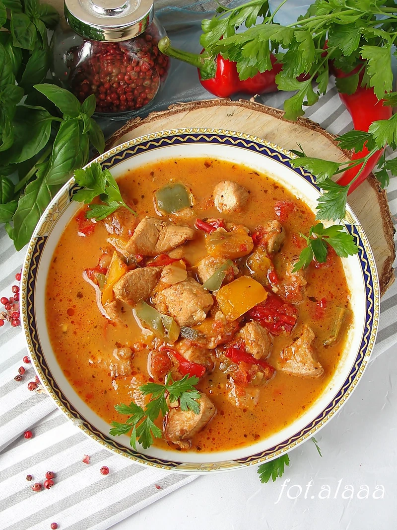 Gulasz drobiowy z papryką z multicookera